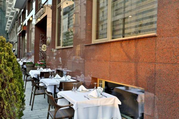 Außenbereich des Barin Hotels mit gepflegten Tischen und Stühlen auf der Terrasse.