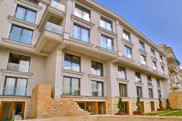 Außenansicht des Yilsam Sultanahmet Hotels mit vielen Fenstern und Balkonen.