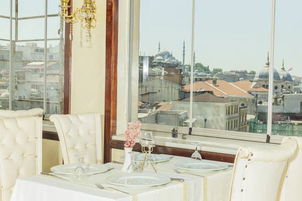 Speisesaal des Ipek Palas Hotels mit Blick auf die Stadt.