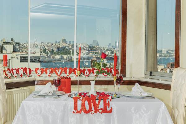Valentinstag Tischdekoration im Ipek Palas Hotel mit Blick auf Istanbul.