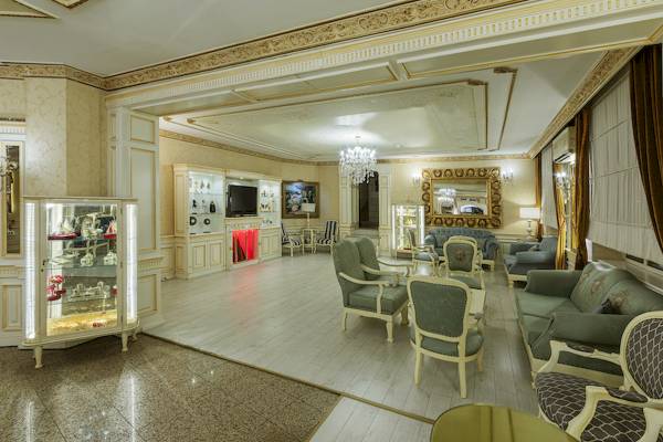 Innenansicht der Lobby des Ipek Palas Hotels mit Möbeln und Dekoration.