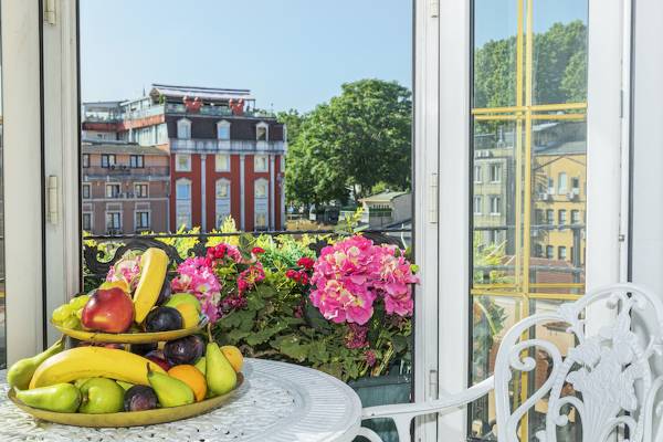 Blick vom Balkon des Ipek Palas Hotels mit Obst und Blumen auf einem Tisch.