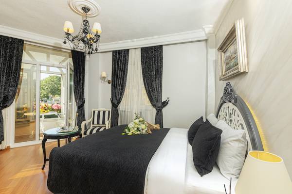 Schlafzimmer im Ipek Palas Hotel mit Bett, Dekor und Lampe