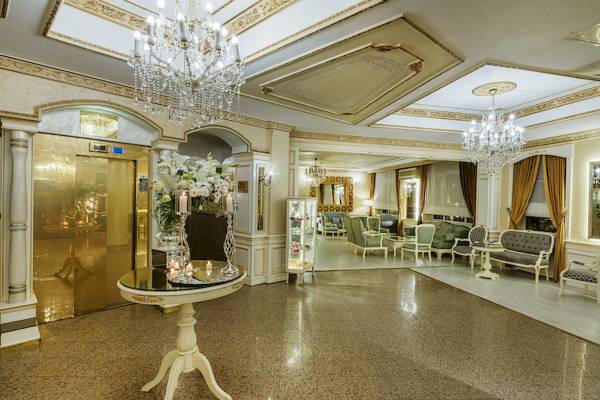 Empfangshalle des Ipek Palas Hotels mit elegantem Design, Kristallkronleuchtern und luxuriösem Ambiente.