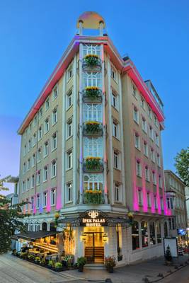 Ipek Palas Hotel Haupteingang mit rosa Beleuchtung und Blumenkästen in der Nacht