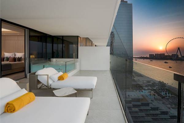 Balkon des Five Luxe JBR Hotels mit Aussicht auf Meer und Riesenrad