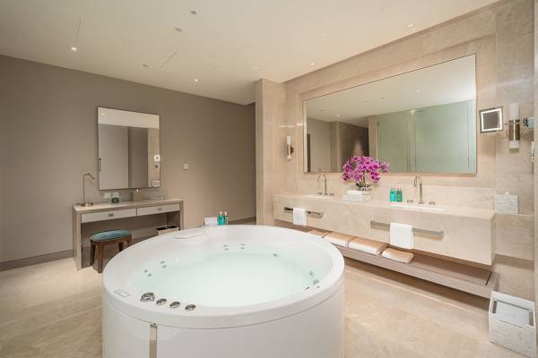 Luxuriöses Badezimmer mit Jacuzzi und Spiegel im FIVE LUXE JBR Hotel
