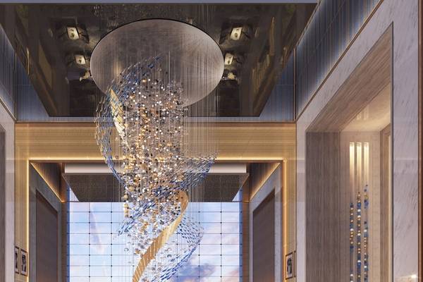 Ein beeindruckender Kronleuchter im Eingangsbereich des FIVE LUXE JBR Hotels.