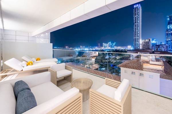 Abendliche Terrassenansicht im Five Luxe JBR Hotel mit Blick auf die Stadt und moderner Einrichtung.