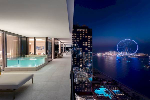 Aussicht von Balkon von Five Luxe JBR Hotel bei Nacht mit Pool und Blick auf Dubai Marina