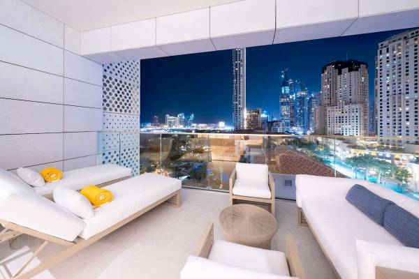 Nachtblick von der Balkon des Five Luxe JBR Hotel mit Stadtlandschaft