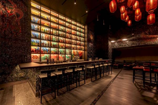 Bar im Five Luxe JBR Hotel mit vielen alkoholischen Getränken und roten Laternen.