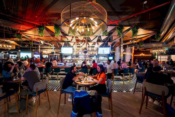 FIVE LUXE JBR Hotel Innenraum mit Gästen an der Bar