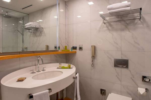 Badezimmer im Doubletree by Hilton Istanbul Moda Hotel mit einer Dusche, Waschbecken und Toilette.