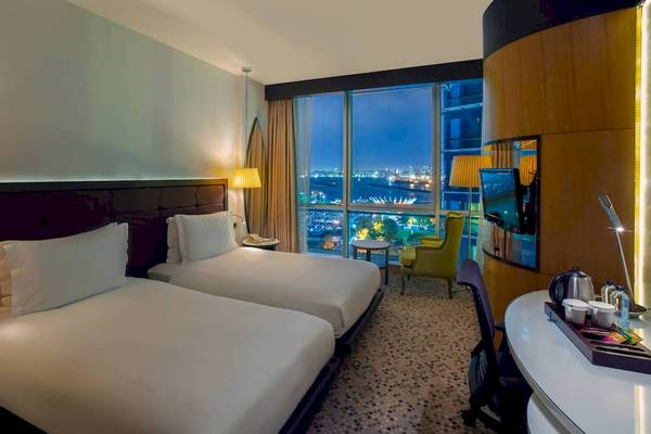 Doppelzimmer im Doubletree by Hilton Istanbul Moda mit zwei Betten und Blick auf die Stadt