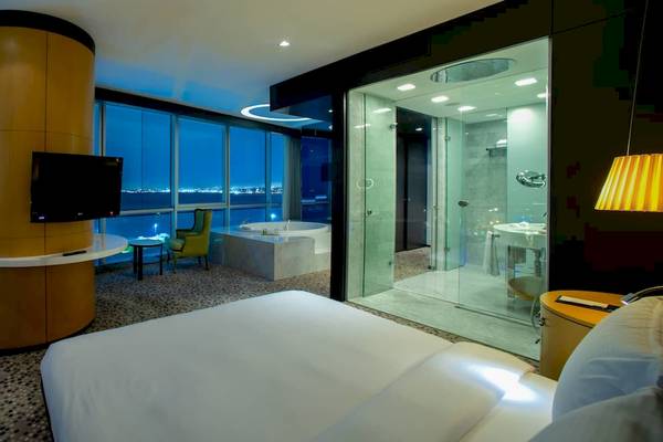 Doppelzimmer im Doubletree by Hilton Istanbul Moda mit großem Bett und Blick auf die Stadt.