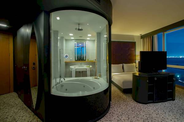Hotelzimmer im Doubletree by Hilton Istanbul Moda mit Badewanne, Fernseher und Stadtblick.