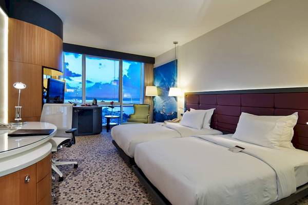 Doppelbettzimmer im Doubletree by Hilton Istanbul Moda Hotel mit Seeblick.