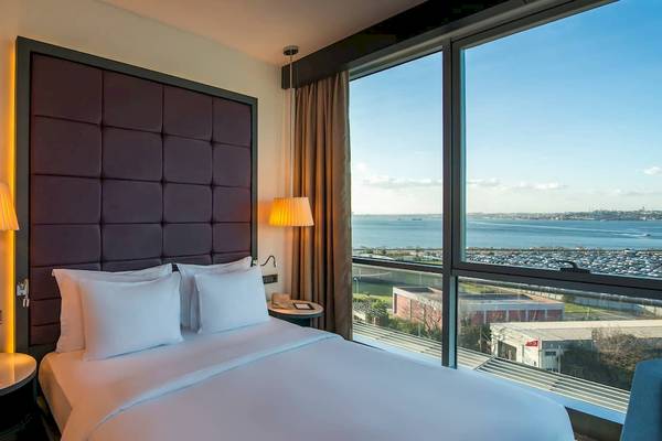 Hotelzimmer im Doubletree by Hilton Istanbul Moda mit Blick auf das Meer