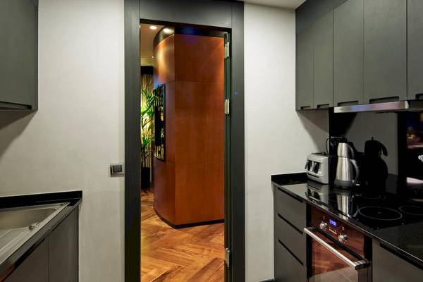 Küche im Doubletree by Hilton Istanbul Moda mit schwarzem Granit und Edelstahlgeräten.