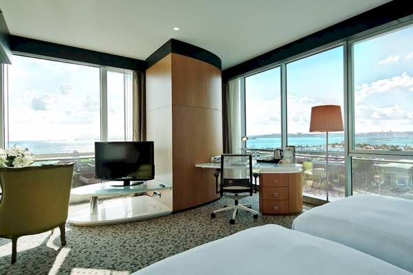 Doppelzimmer im Doubletree by Hilton Istanbul Moda mit Blick auf das Meer.