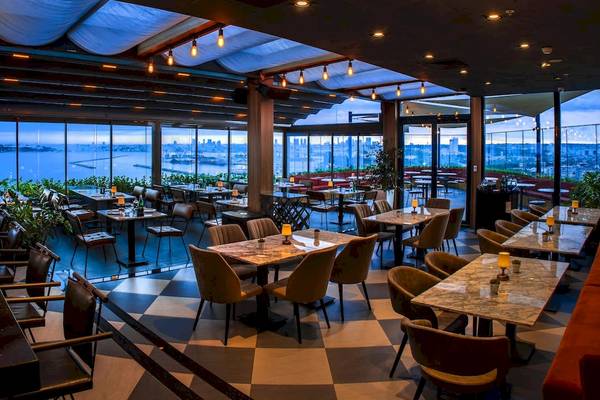 Innenansicht des Restaurants im Doubletree by Hilton Istanbul Moda mit Blick auf die Stadt und das Meer.