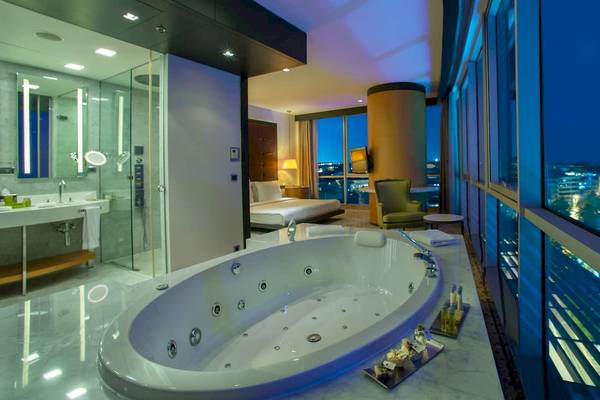 Suite mit Badewanne und Ausblick auf die Stadt im Doubletree by Hilton Istanbul Moda