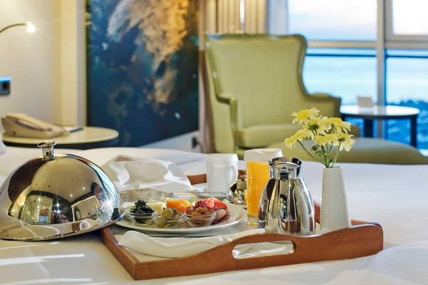 Frühstücksbuffet auf dem Bett im Doppeltree by Hilton Istanbul Moda Hotel.
