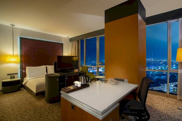 Doppelzimmer im Doubletree by Hilton Istanbul Moda mit Stadtblick, Bett, Fernseher und Schreibtisch