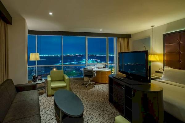 Suite Zimmer im Doubletree by Hilton Istanbul Moda mit Blick auf die Stadt