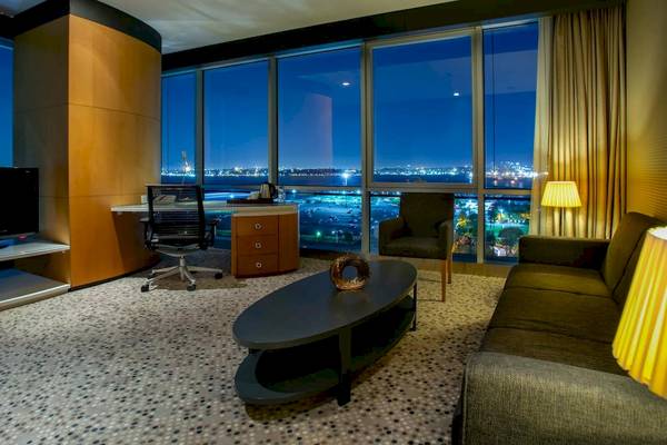 Suite im Doubletree by Hilton Istanbul Moda mit Blick auf die Stadtnacht.