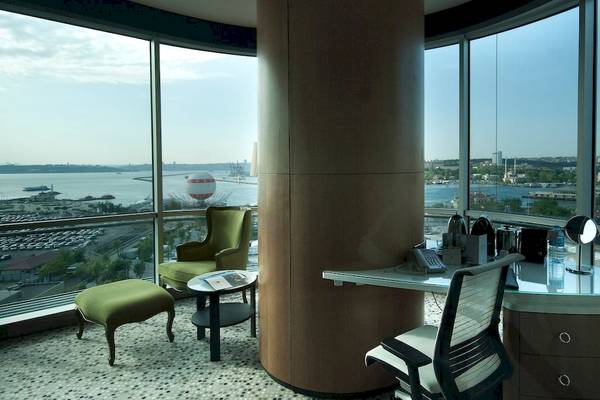 Innenansicht des Doppeltree by Hilton Istanbul Moda Hotels mit Schreibtisch, Stuhl und Blick auf die Stadt
