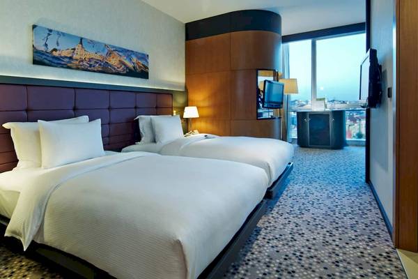 Doppelbettzimmer im Doubletree by Hilton Istanbul Moda Hotel mit Blick auf die Stadt.