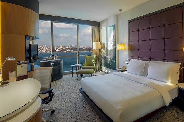 Doppelzimmer im Doubletree by Hilton Istanbul Moda Hotel mit Meerblick.