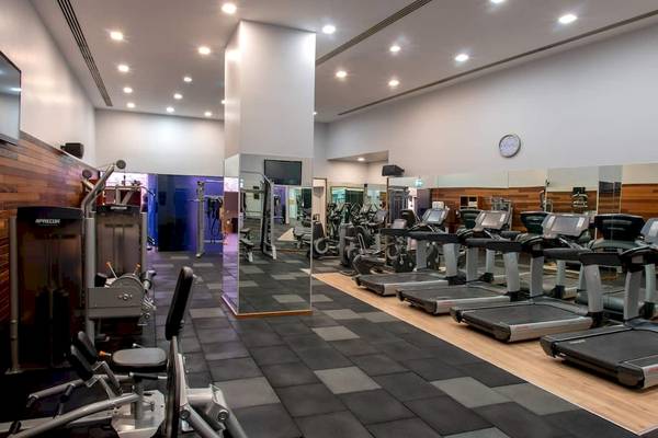 Fitnesscenter im Doubletree by Hilton Istanbul Moda Hotel mit Laufbändern und anderen Trainingsgeräten.