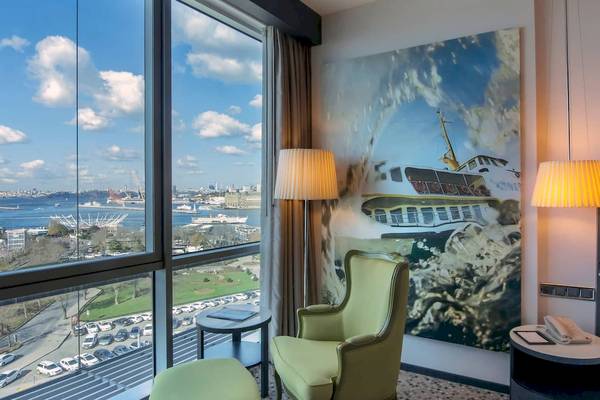 Doppelzimmer im Doubletree by Hilton Istanbul Moda mit Blick auf den Hafen.