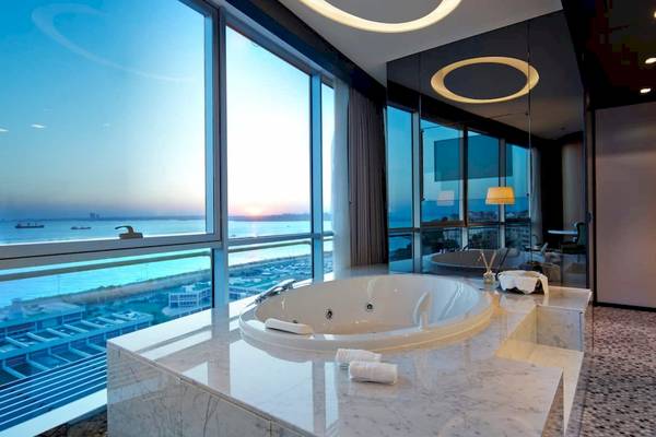 Suite Badezimmer mit Außenblick auf Meer und Stadt im Doubletree by Hilton Istanbul Moda