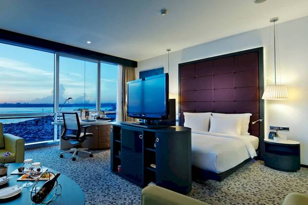 Doppelzimmer im Doubletree by Hilton Istanbul Moda mit Blick auf das Meer und die Stadt.