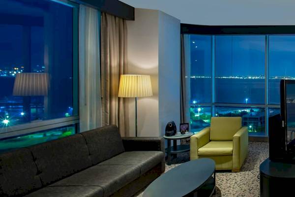 Innenansicht eines Zimmers im Doubletree by Hilton Istanbul Moda mit Blick auf die Stadt