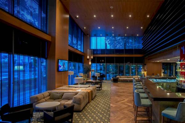 Lobby des Doubletree by Hilton Istanbul Moda Hotels mit Sitzbereich und Bar.