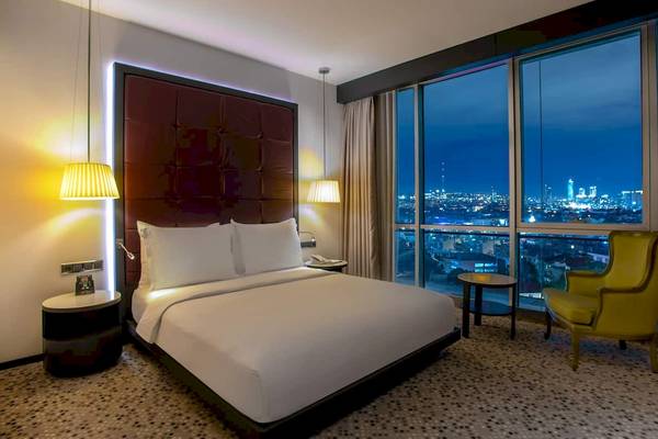 Doppelzimmer im Doubletree by Hilton Istanbul Moda mit Blick auf die Stadtnacht.