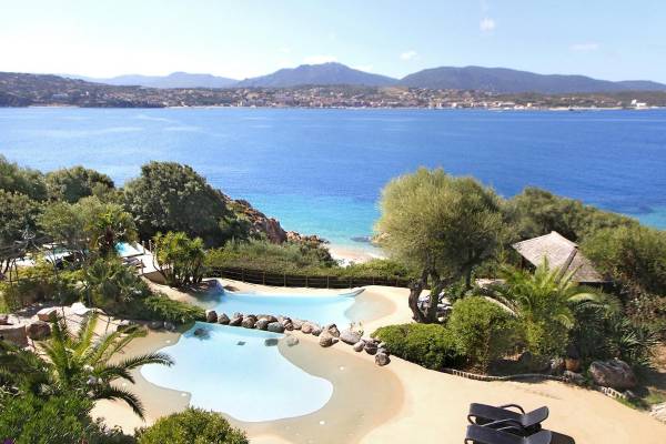 L'Hostellerie du Moulin - Aussicht auf den Pool und das Meer.
