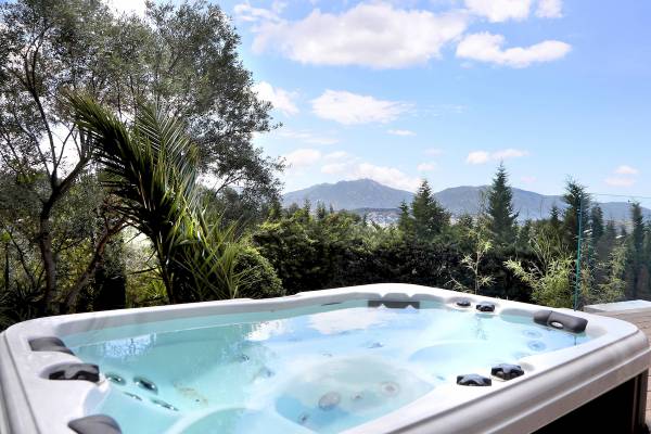 Außenwhirlpool des L'Hostellerie du Moulin mit Aussicht auf Berge
