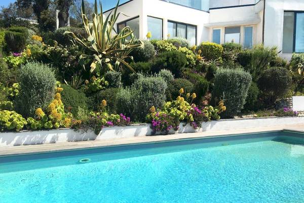 Garten mit Pool vor dem L'Hostellerie du Moulin Hotel