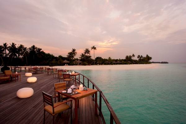 Außenterrasse des Sun Siyam Iru Fushi Hotels mit Blick auf das Wasser