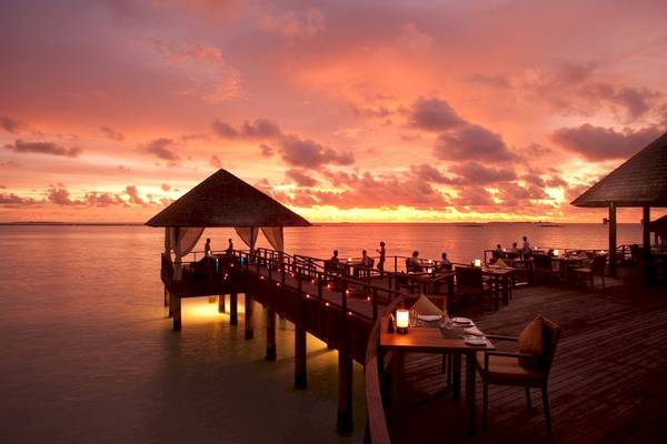 Abendessen auf der Terrasse im Sun Siyam Iru Fushi bei Sonnenuntergang