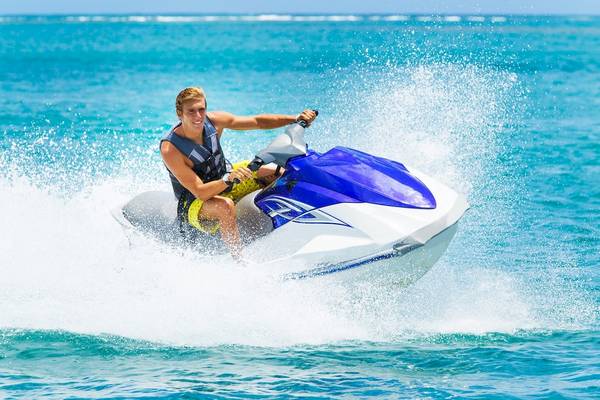 Mann auf einem Jet-Ski im Ozean, der Spaß und Aufregung genießt.