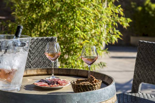 La Lagune Getränke auf einem Tisch mit Wein und Snacks