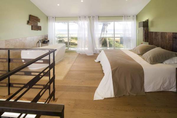 Schlafzimmer im La Lagune Hotel mit Badewanne und Meerblick