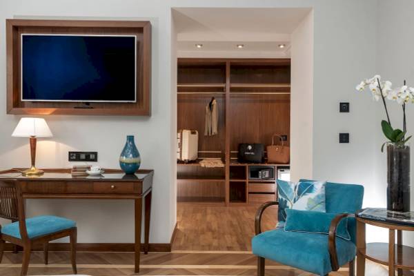 Innenansicht eines Zimmers im Bettoja Hotel Mediterraneo mit Schreibtisch, Fernseher und Schrank.